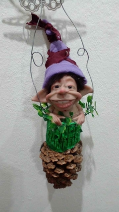Duende Escondido en piña para colgar de 35cm de Alto - Modelo 2 - Cosas de Duendes