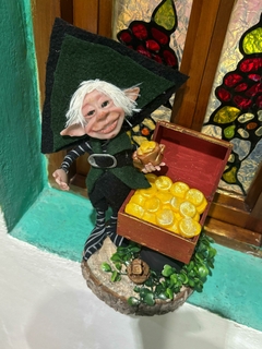 Duende Pequito Oliver con su cofre lleno de oro - Cosas de Duendes