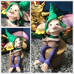 Duende del Amor 17cm aprox super tierno Pieza Rígida con base de tronco natural en internet