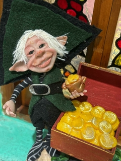 Duende Pequito Oliver con su cofre lleno de oro - comprar online