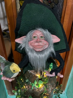 Duende Owen el guardian magico con tronco natural 45cm de alto