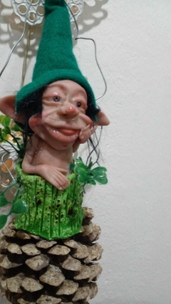 Imagen de Duende Escondido en piña para colgar de 32cm aprox de Alto - Modelo 4