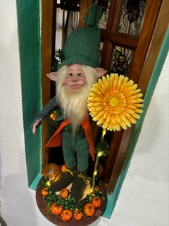 Imagen de Duende Benicio Recolector Nocturno de 60cm Articulado con Base
