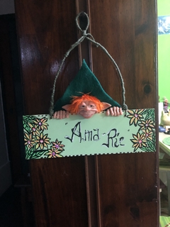 Duende Protector Con Frase Ama Rie Para Colgar 30x31cm - Cosas de Duendes
