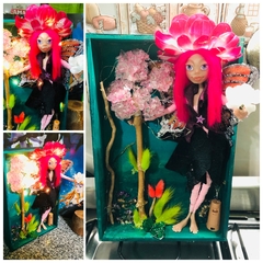 Hada de Luz Protectora en Bosque Encantado con Arbol de Cuarzo Rosa para colgar 30x20cm