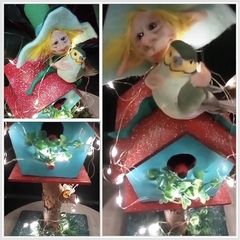 Duende con Pajarera Luminaria en base de madera y tronco natural 36x14x11cm