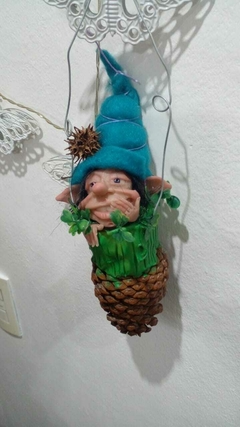 Imagen de Duende Escondido en piña para colgar de 29cm de Alto - Modelo 1