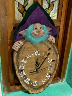 Reloj Mágico de madera con Duende para colgar 30x18cm aprox - Cosas de Duendes
