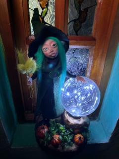 Bruja Melisande con su Bola Magica de Luz