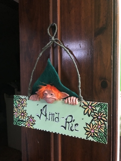 Duende Protector Con Frase Ama Rie Para Colgar 30x31cm - comprar online