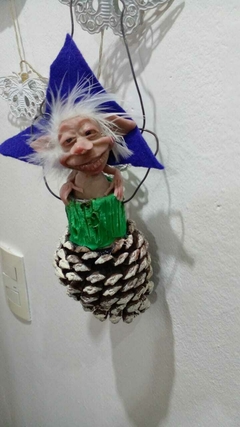 Duende Escondido en piña para colgar de 31cm aprox de Alto - Modelo 8 - Cosas de Duendes