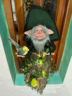 Duende Owen el guardian magico con tronco natural 45cm de alto - tienda online