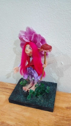 Hada Flor de la Abundancia 17cm aprox con base de madera en internet