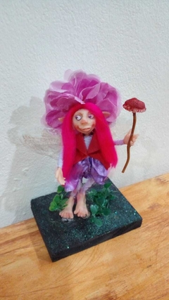 Hada Flor de la Abundancia 17cm aprox con base de madera - Cosas de Duendes