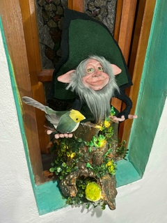 Imagen de Duende Owen el guardian magico con tronco natural 45cm de alto