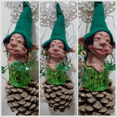 Duende Escondido en piña para colgar de 32cm aprox de Alto - Modelo 4 - comprar online