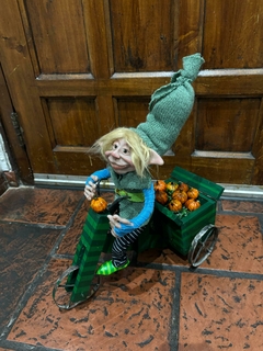 Duende Enzo en su bicicleta magica - comprar online