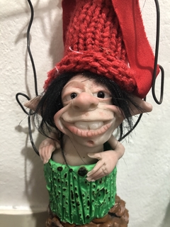 Duende Escondido en piña para colgar de 31cm aprox de Alto - Modelo 6 - Cosas de Duendes