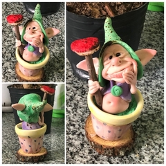 Duende Escondido de 12cm con maceta de porcelana y madera natural - Modelo 1 - comprar online