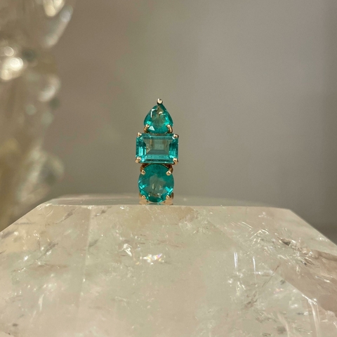 Piercing com três esmeraldas