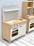Cocina mediana con estante