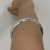 BRACELETE LISO ARREDONDADO ABRE E FECHA RÓDIO BRANCO - Olimavie Semijoias