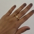 ANEL DETALHADO COM CIRCULO CRAVEJADO DOURADO - TAM 14 na internet