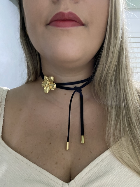 Choker Camélia Dourada Preta