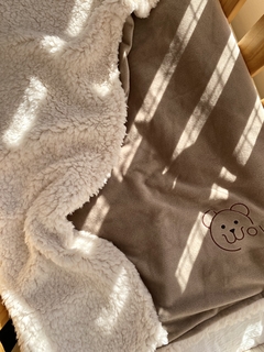 Imagen de Manta plush y corderito | marrón wow