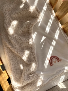 Manta plush y corderito | crema arcoíris - tienda online