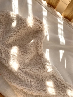 Manta plush y corderito | crema arcoíris - comprar online