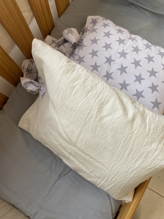 Acolchado + almohadones / tusor gris en internet