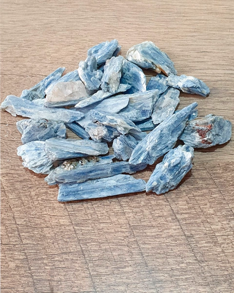 Cianita Azul Pedras Brutas – Pct com 100g