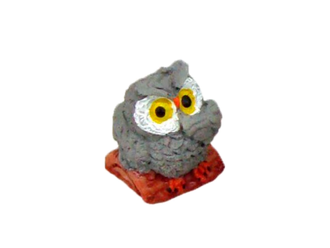 Coruja Cinza Miniatura no Tronco