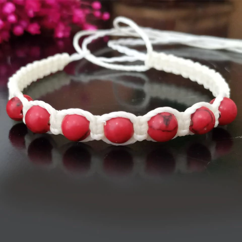 Pulseira / Tornozeleira de Macramê com Howlita Vermelha - Tamanho Ajustável