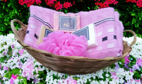 Cesta de Banho Rosa - Cesta, Toalha de Banho Grande Rosa, Bucha Rosa e Sabonetes de 115g Cada Sortidos