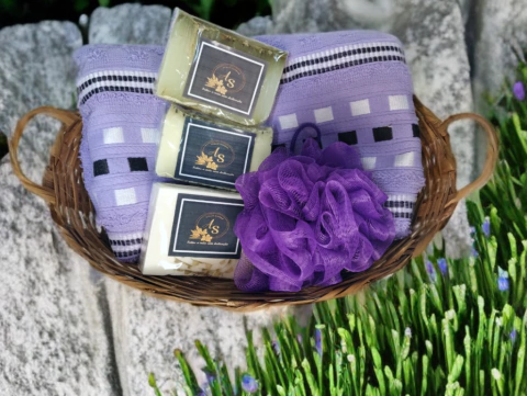 Cesta de Banho Lilás - Cesta, Toalha de Banho Grande Lilás, Bucha Lilás e Sabonetes de 115g Cada Sortidos