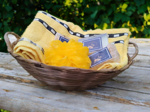 Cesta de Banho Amarela - Cesta, Toalha de Banho Grande Amarela, Bucha Amarela e Sabonetes de 115g Cada Sortidos