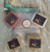 Kit Bolsa Bucha Saquinho + 4 Sabonetes Artesanais Naturais Sortidos de 55g Cada + Adesivo Comemorativo na internet