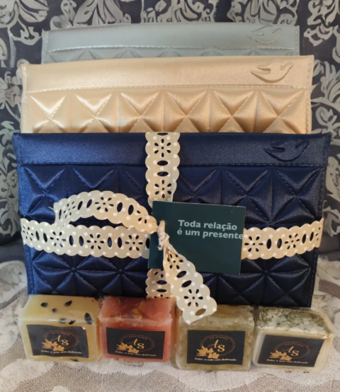 Kit Presente Bolsa Carteira com 4 Sabonetes Artesanais Sortidos de 55g cada