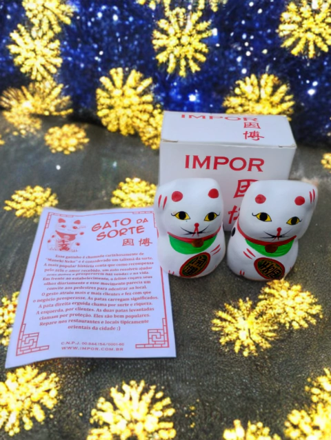Dupla de Gatos da Sorte Maneki Neko + Folheto Explicativo - Importados e Originais