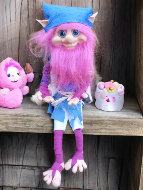 Duende Flexível de Cabelo Rosa e Olhos Azuis + Brindes