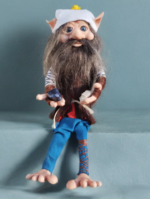 Duende Flexível de Cabelo Castanho e Gorro Branco com Flor + Brinde - comprar online