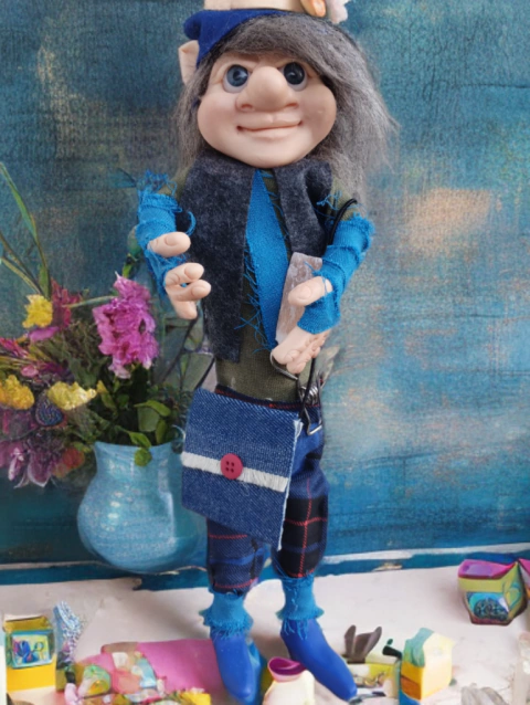 Duende Executivo Flexível de Cabelo Grisalho Acinzentado e Olhos Azuis + Brindes - comprar online