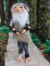 Duende Ancião Flexível de Cabelo Branco e Carinha de Bom Velhinho e Gorro Azul + Brindes