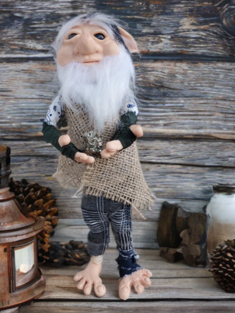 Duende Ancião Flexível de Cabelo Branco e Carinha de Bom Velhinho e Gorro Azul + Brindes - comprar online