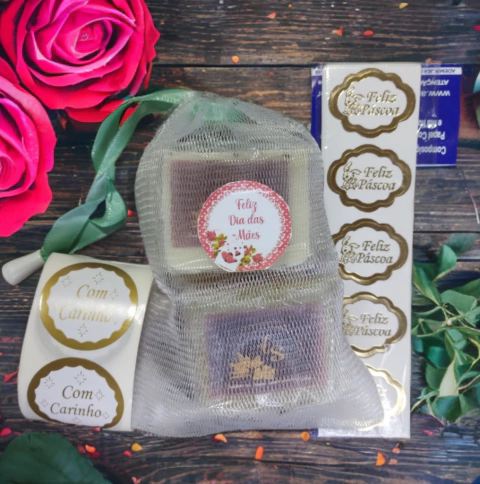 Kit Bolsa Bucha Saquinho + 4 Sabonetes Artesanais Naturais Sortidos de 55g Cada + Adesivo Comemorativo - comprar online