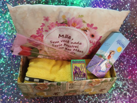 Caixa Presente de Alfazema Dia das Mães - Toalha de banho grande, Kit Tradicional de Alfazema Colônia e Sabonete, Almofada Personalizada e Flor