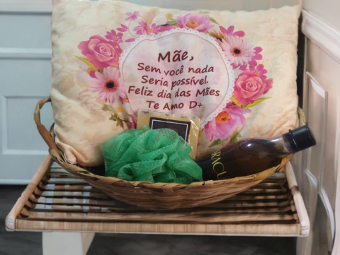 Cesta de Maracujá Dia das Mães: Sabonete Artesanal Natural + Óleo Trifásico + Almofada Personalizada + Buquê de Lírios - comprar online