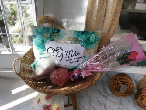 Cesta Mística / Esotérica Dia das Mães: Duende + Sabonetes Artesanais Místicos + Bolsa Bucha + Almofada + Rosa Vermelha